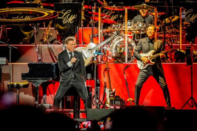 9.000 personas comparten una noche inolvidable con Luis Miguel en Roquetas de Mar