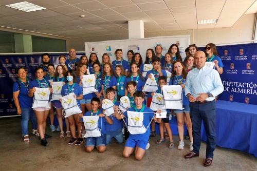 Diputación entrega al Grupo Scout Valhalla una mochila para el Camino de Santiago