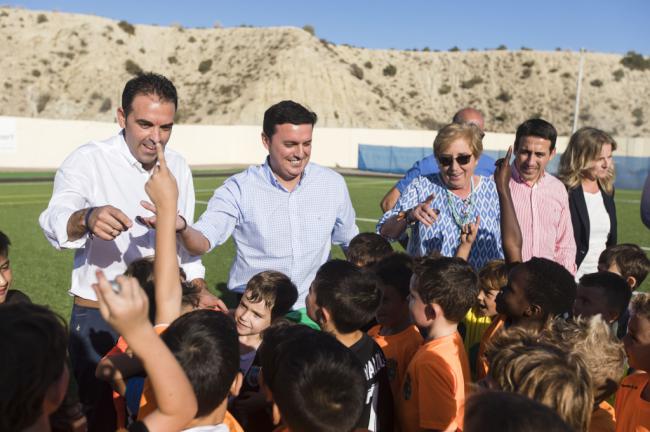 Diputación y Antas visitan el nuevo Campo de Fútbol de Césped Artificial