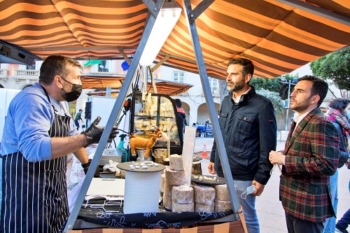Antigüedades, quesos del mundo y la comida de los Food Trucks llenan la Plaza Vieja