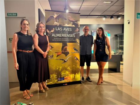 La tradición y el cielo de Almería se citan en Roquetas de Mar con una muestra ornitológica única
