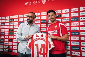 Javi Muñoz: Versatilidad y ambición en el Almería