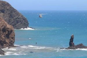 Desaparece un buzo en la playa de El Zapillo; buscan por tierra y mar