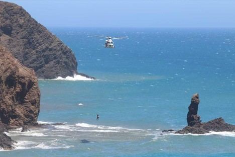 Desaparece un buzo en la playa de El Zapillo; buscan por tierra y mar