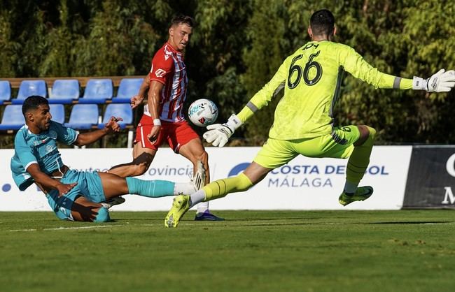 Almería vence a Al Jazira con gol de Perovic