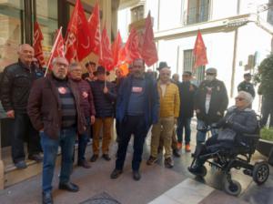 Concentración de sindicatos para exigir unas residencias dignas y de calidad.