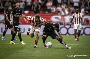 Almería se complica el ascenso directo tras caer en Gijón