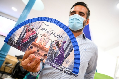 Vendidos en una mañana la mitad de los abanicos de Feria solidarios
