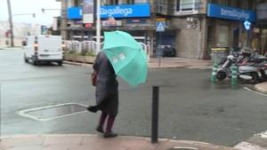 Viento extremo causa derrumbes y cierra mercados en el norte de España