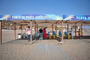 Asistencia personalizada para personas con discapacidad en la playa del Palmeral