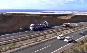 Fallece conductor tras volcar camión de carga en la Autovía A-4
