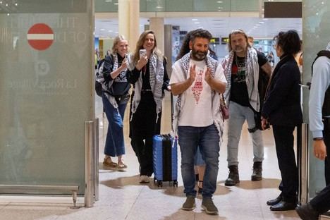 Activista Saif Abukeshek regresa a Barcelona tras ser liberado por Israel