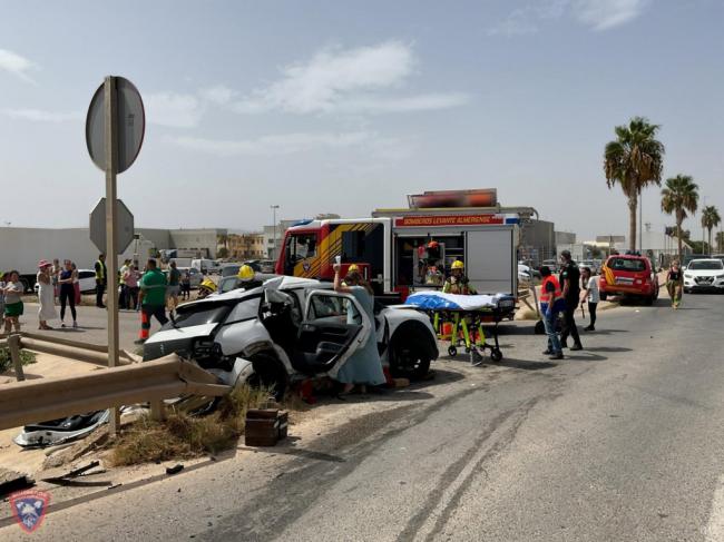 Trágico accidente en Pulpí: Múltiple colisión deja un atrapado y dos heridos