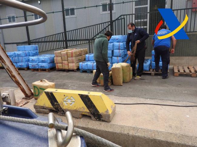 Agencia Tributaria decomisa 4.500 kilos de hachís en una operación aeronaval en Alborán