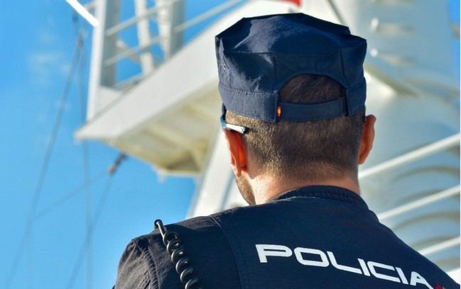 Policía arrestado por retener a su pareja en Almería