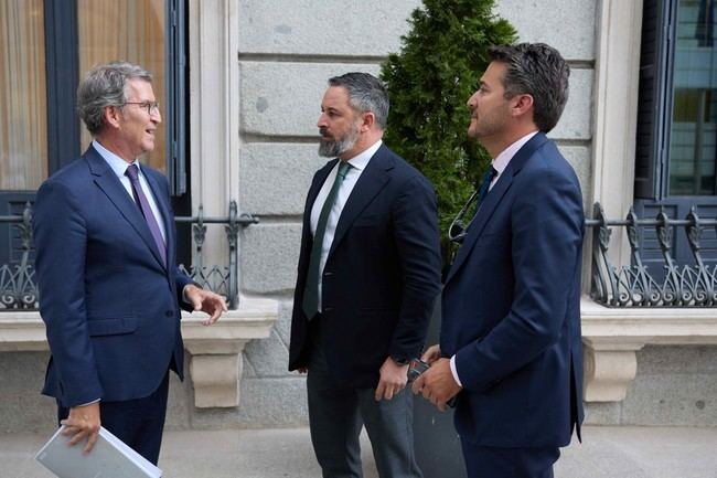Feijóo y Abascal mantienen un encuentro cordial en el Congreso