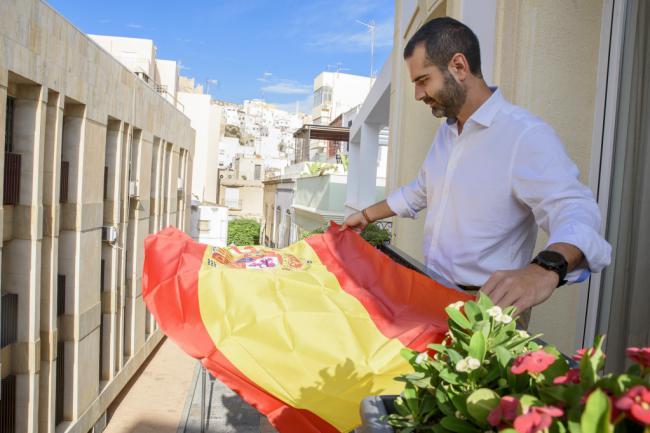 El Ayuntamiento regala banderas con motivo del 12-O