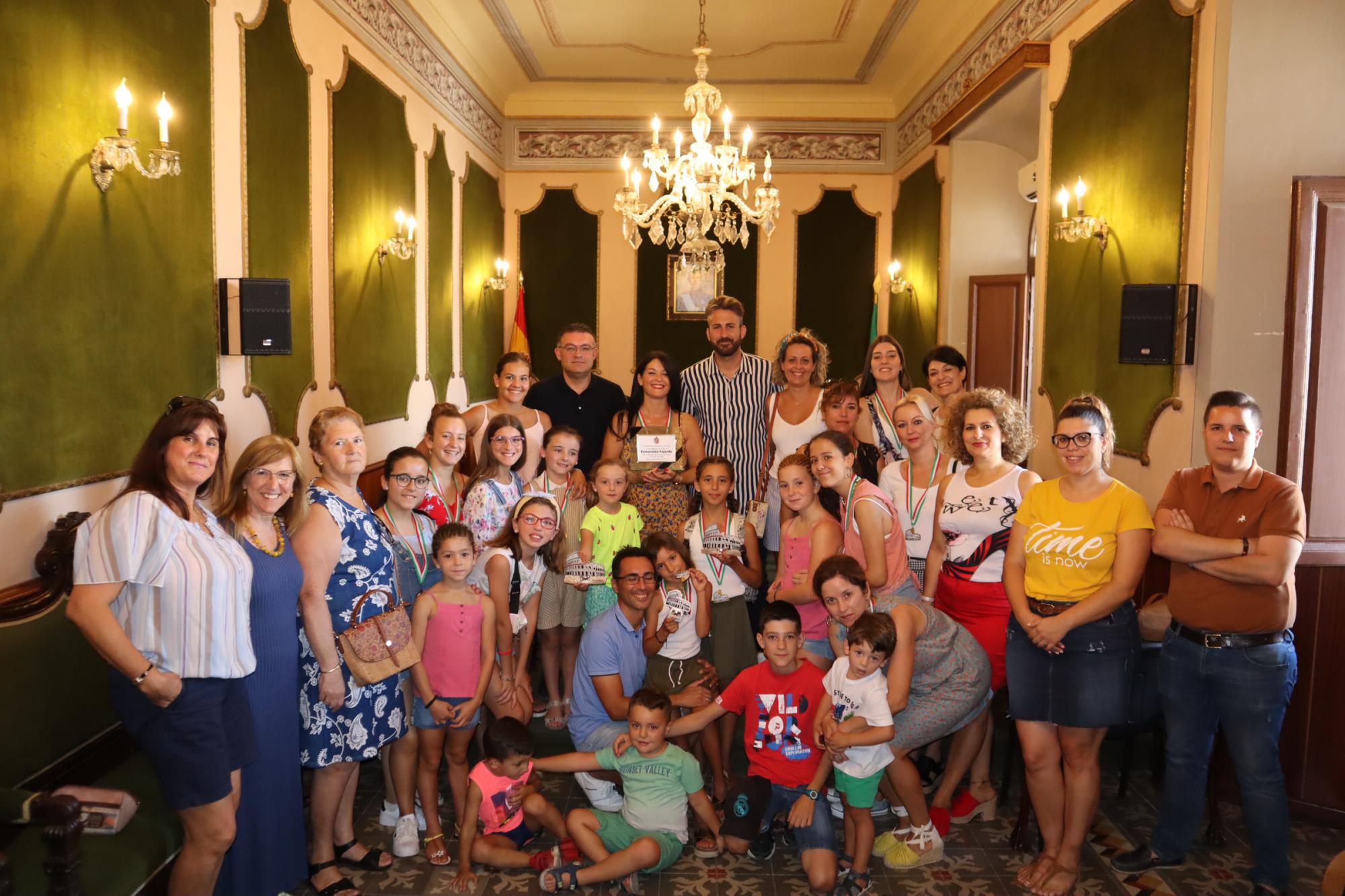 El alcalde de Berja recibe a la Academia de Baile tras su triunfo en Roma
