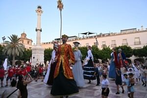 Ayuntamiento revitaliza la tradición de los Gigantes en Almería