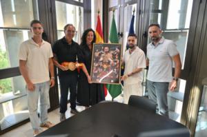 La alcaldesa recibe a ‘El Gallo’, campeón de España de Boxeo
