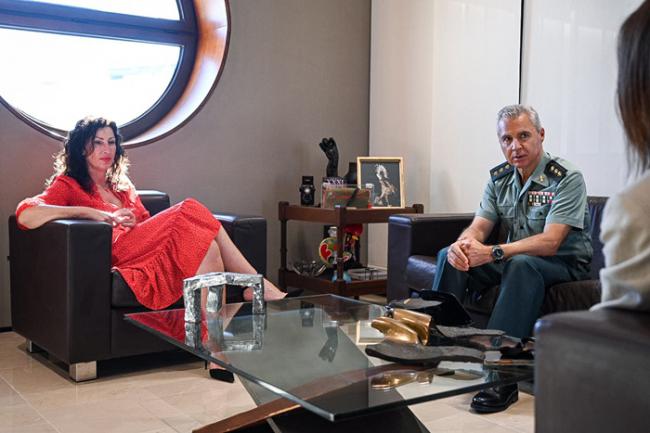 La alcaldesa de Almería recibe al coronel José Antonio Carvajal