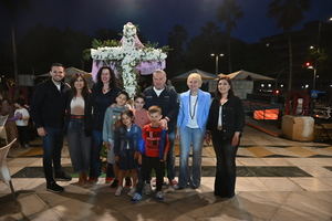 Almería celebra el esplendor de sus Cruces de Mayo con una explosión de color y tradición en la calle