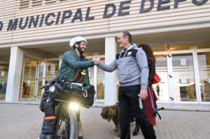 Almería recibe al arquitecto y aventurero Alfie Recarte en su ruta WheelyFogg 2026