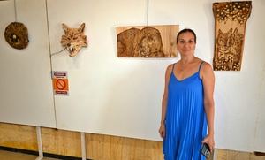 Aliona Aryutova expone una colección de pirograbados en el Faro de Roquetas de Mar