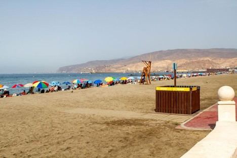 Almería refuerza el reciclaje en playas con 120 nuevas islas de separación