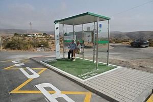 Mejoran tres paradas de autobús en Castell de Rey gracias a la colaboración del Ayuntamiento y la Junta
