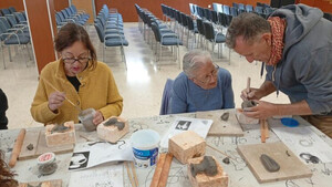Talleres de artesanía para mayores en tres municipios