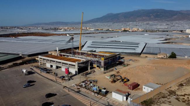 Amat visita las obras de construcción del futuro Complejo de la Ciudad Deportiva de Roquetas de Mar
