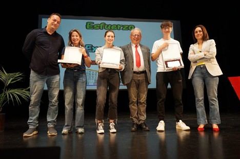 Alumnos destacados de Vícar reciben homenaje por sus logros académicos y deportivos