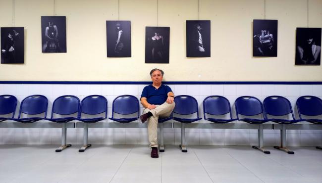 Andy Arche, el fotógrafo que se alía con la luz para crear retratos al estilo film noir