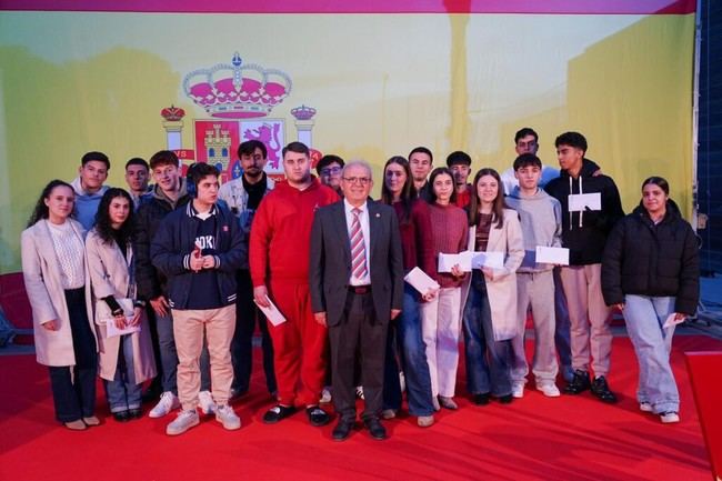 Bonilla llama a los jóvenes de Vícar a comprometerse en el aniversario de la Constitución