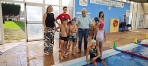 Bonilla destaca el trabajo de monitores en la piscina de Vícar