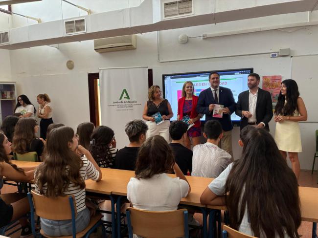 La Junta presenta la App Iguales en Igualdad en el IES Carmen de Burgos de Huércal de Almería