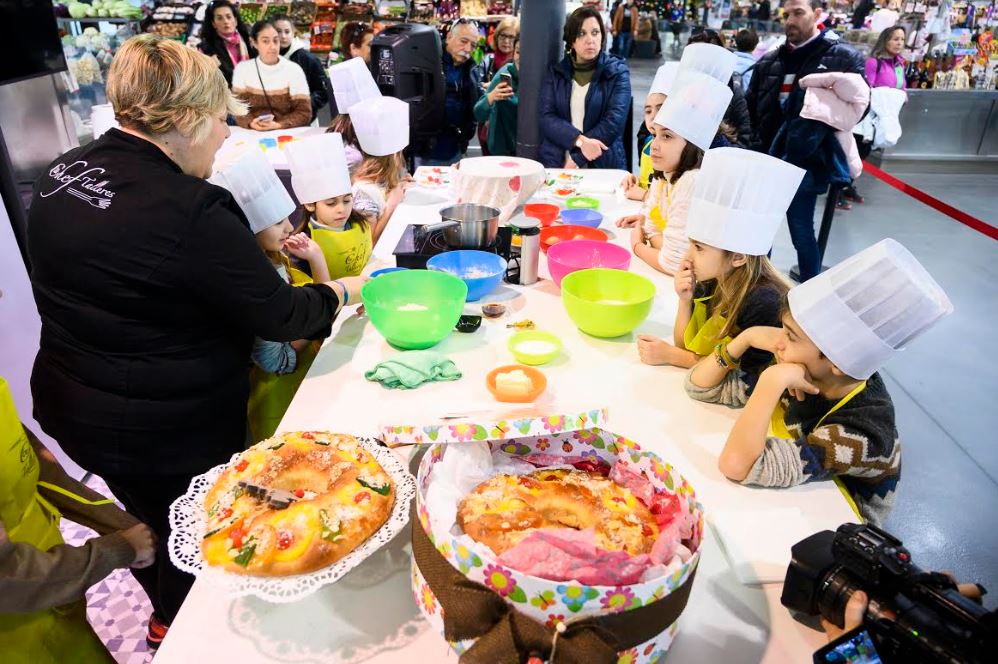Los más pequeños aprenden a hacer un roscón de Reyes en el Mercado Central