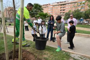 El futuro verde de Almería echa raíces con la plantación de 400 nuevos árboles