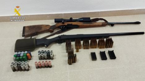 Encuentran rifles y munición en vivienda dedicada a la cría de animales