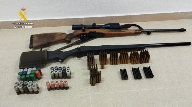 Encuentran rifles y munición en vivienda dedicada a la cría de animales