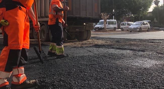 Comienza el asfaltado de la calle Instinción y su cruce con Carrera del Mamí y Ctra. Níjar