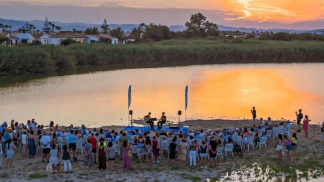 La Laguna de Puerto Rey acoge el inicio de ‘Atardeceres con Encanto’ en Vera