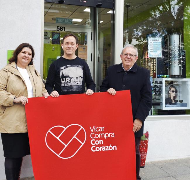 Vícar adorna comercios con alfombras rojas y pascueros por Navidad