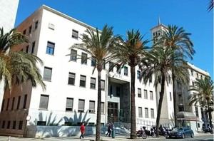 Madre condenada en Almería por agredir a su hijo con una escoba