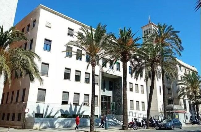 Madre condenada en Almería por agredir a su hijo con una escoba