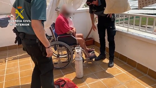 La Guardia Civil auxilia a dos personas en un incendio de su vivienda
