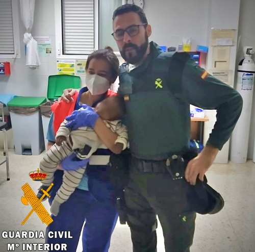 La Guardia Civil salva la vida a un bebé de siete meses en Roquetas de Mar