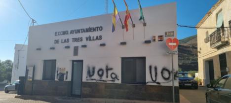 Vandalizan el Ayuntamiento de Las Tres Villas con pintadas a favor de Vox