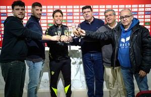 Rubi brinda con la prensa por la Navidad